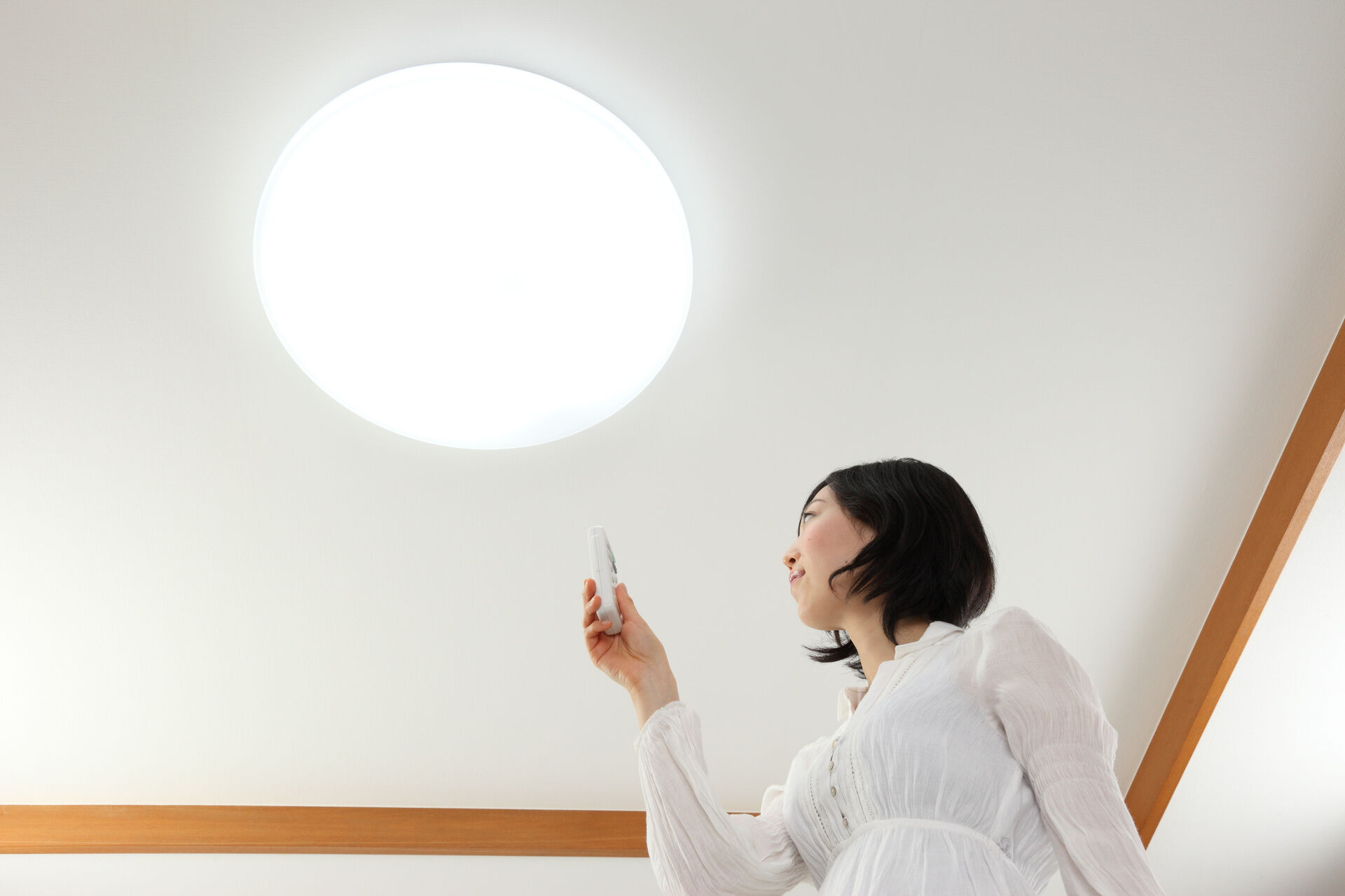 電気を確認する女性
